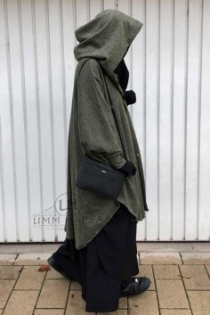 Cardigan sopra jilbab Hafsa di Umm Hafsa