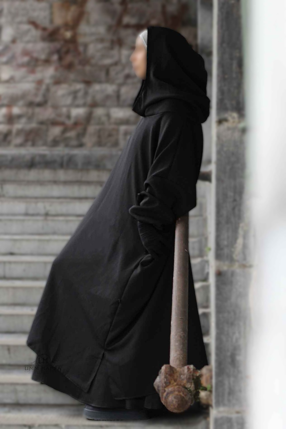 Om Abaya Hafsa af Umm Hafsa-Gilet & Manteaux-Safwa Boutique