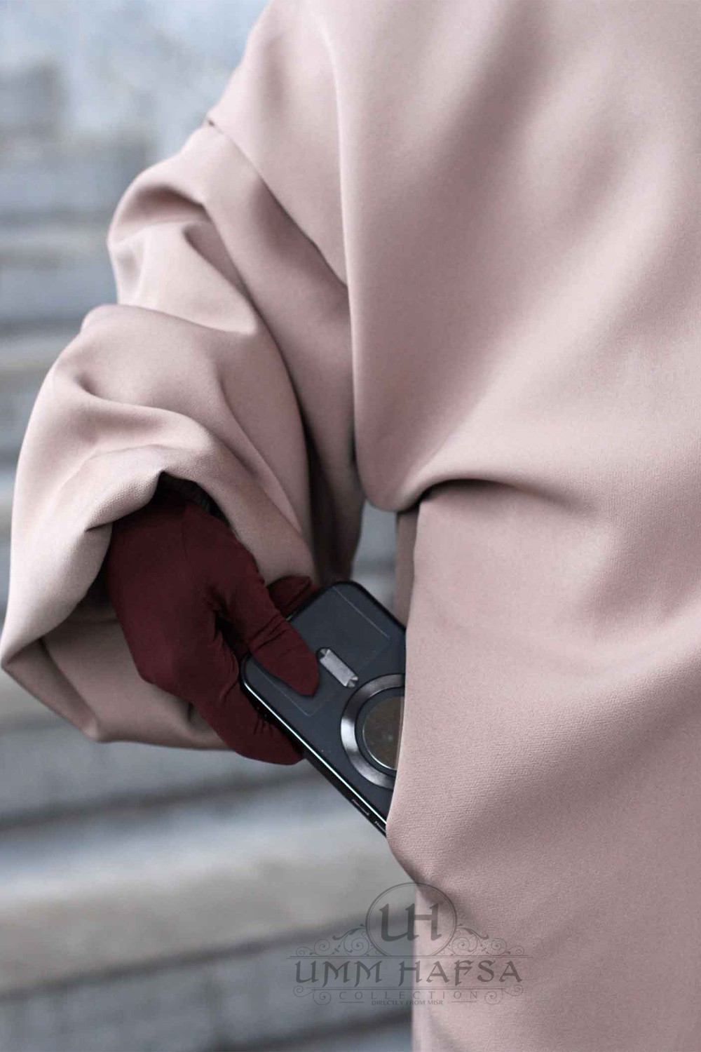 Om Abaya Hafsa av Umm Hafsa-Gilet & Manteaux-Safwa Boutique