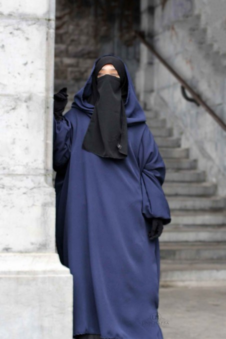 Om Abaya Hafsa av Umm Hafsa-Gilet & Manteaux-Safwa Boutique