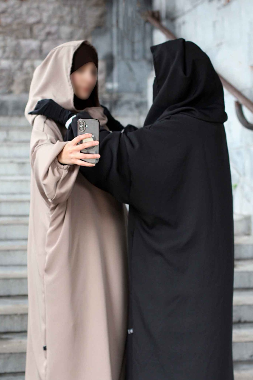 Over Abaya Hafsa door Umm Hafsa-Gilet & Manteaux-Safwa Boutique